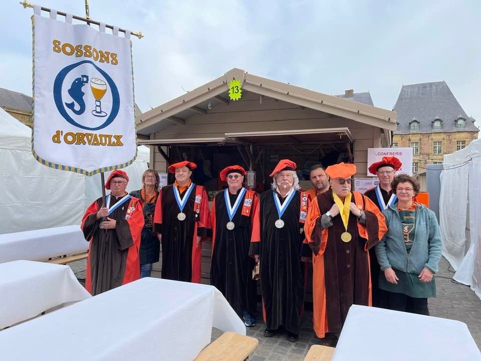 FConfreries08's tweet photo. 🔴 Ils étaient les invités du 1er Festival des Confréries, et depuis, ils n'en ont JAMAIS manqué un seul. La Confrérie des Sossons d'Orvaulx aura aussi quelque chose à fêter les 4 et 5 mai prochains à @VilledeCMz #FDCA20a #festival #confreries #ardenne @TourismArdennes https://t.co/5eMnLZJVho