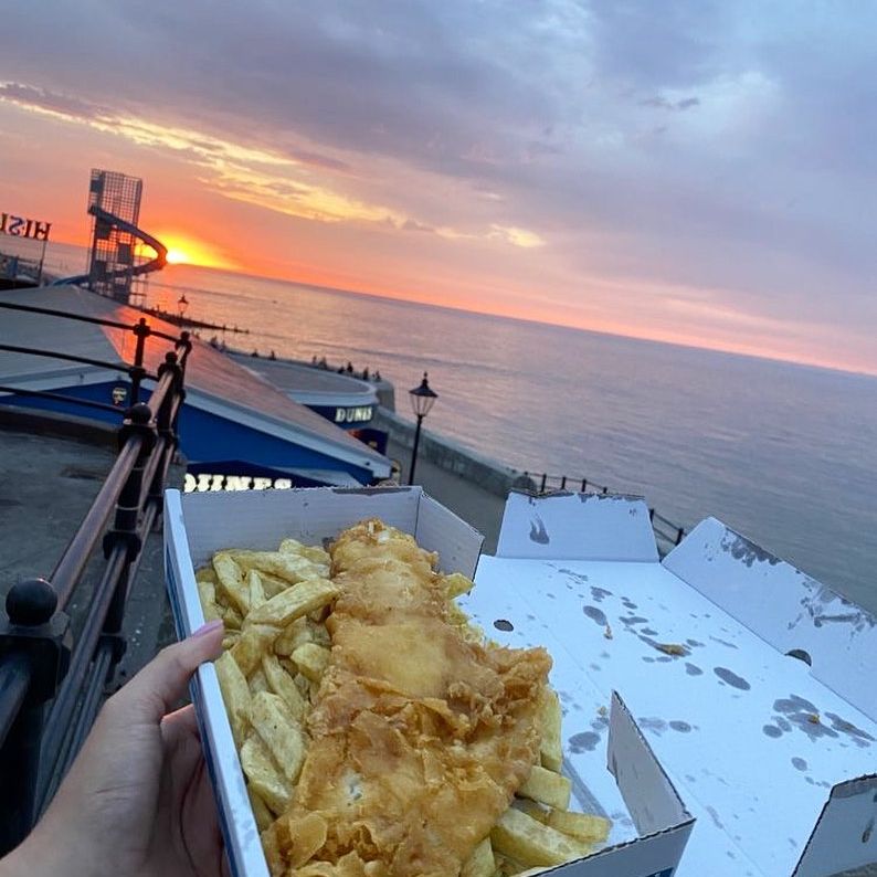 Chippy tea aesthetic 🤩 Tag who you're sharing with👇🏻 #fishandchips #foodie #no1fishandchips #cromer #norfolk #cromerpier