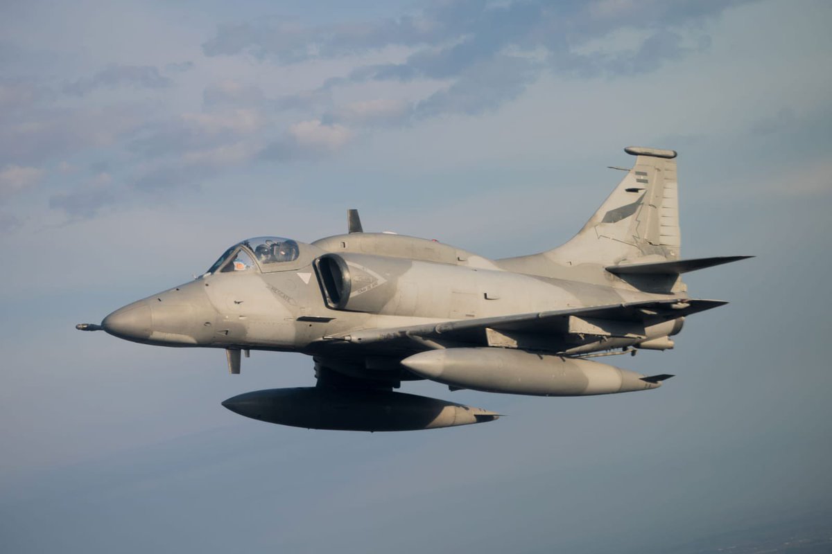 Este 21 de marzo, en las ciudades de Bahia Blanca, Punta Alta y en proximidades, podrás ver o escuchar al Sistema de Armas A-4AR Fightinghawk. Nuestros aviones estarán realizando vuelos de adiestramiento en navegación táctica. ✈️🇦🇷 #OrgulloDePertenecer #FuerzaAéreaArgentina