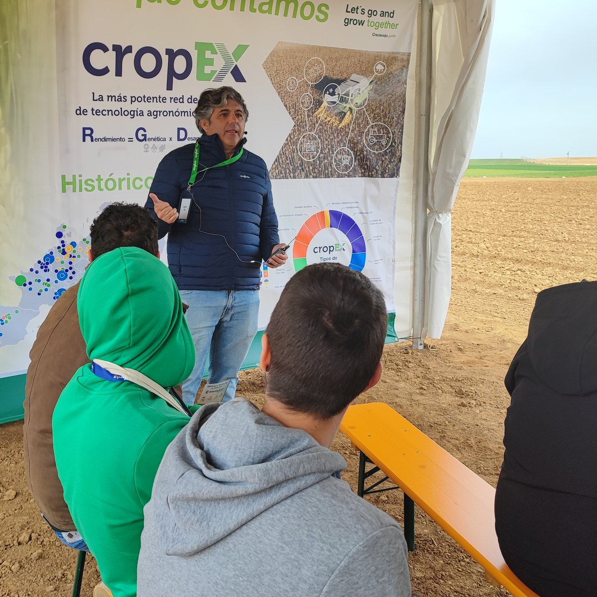 SyngentaES's tweet photo. #SyngentaSemillas 🌻
Vanesa Rubio y Jesús Gil hablan sobre el portfolio de girasol y cereales para esta campaña, destacando algunas de nuestras variedades, como Suzuka HTS, Subeo HTS y SY Irisa AR en el caso de girasol 🔝
¿Sabes qué es #CropEX? 👀👇🏻
#SyngentaInnovación #AgTech #Agricultura #GenéticaSyngenta #LetsGoAndGrowTogether