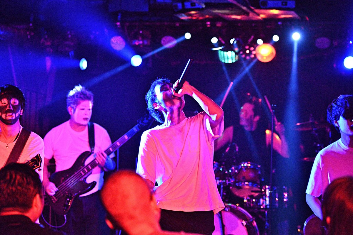 THEROCKSTATION2's tweet photo. ライブレポート

MY sTRiNgs

ボーカルの歌唱力、声質…唯一無二である。
そして、両サイドギターの掛け合い、突き上げるリズム。

バランスの優れたサウンド、パフォーマンスは、惹きつけられる。

とにかくボーカルの声質は素晴らしい。

#ロクステ
#photobyGenki
#新所沢ザロック https://t.co/5kQF0Kb1JM