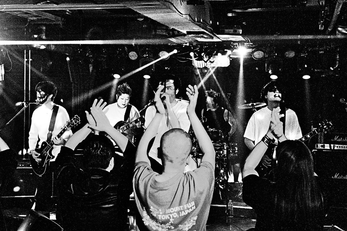 THEROCKSTATION2's tweet photo. ライブレポート

MY sTRiNgs

ボーカルの歌唱力、声質…唯一無二である。
そして、両サイドギターの掛け合い、突き上げるリズム。

バランスの優れたサウンド、パフォーマンスは、惹きつけられる。

とにかくボーカルの声質は素晴らしい。

#ロクステ
#photobyGenki
#新所沢ザロック https://t.co/5kQF0Kb1JM