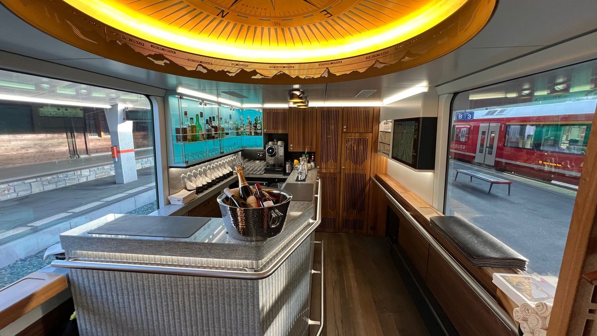 baroqueaccess's tweet image. Experience alpine #luxury with the new @glacierexpress_ #ExcellenceClass ! Guaranteed panoramic window seats, 5-course regional menus, concierge service &amp;amp; the Glacier Bar elevate your journey through the #SwissAlps between St. Moritz &amp;amp; Zermatt. From CHF 470. #GlacierExpress