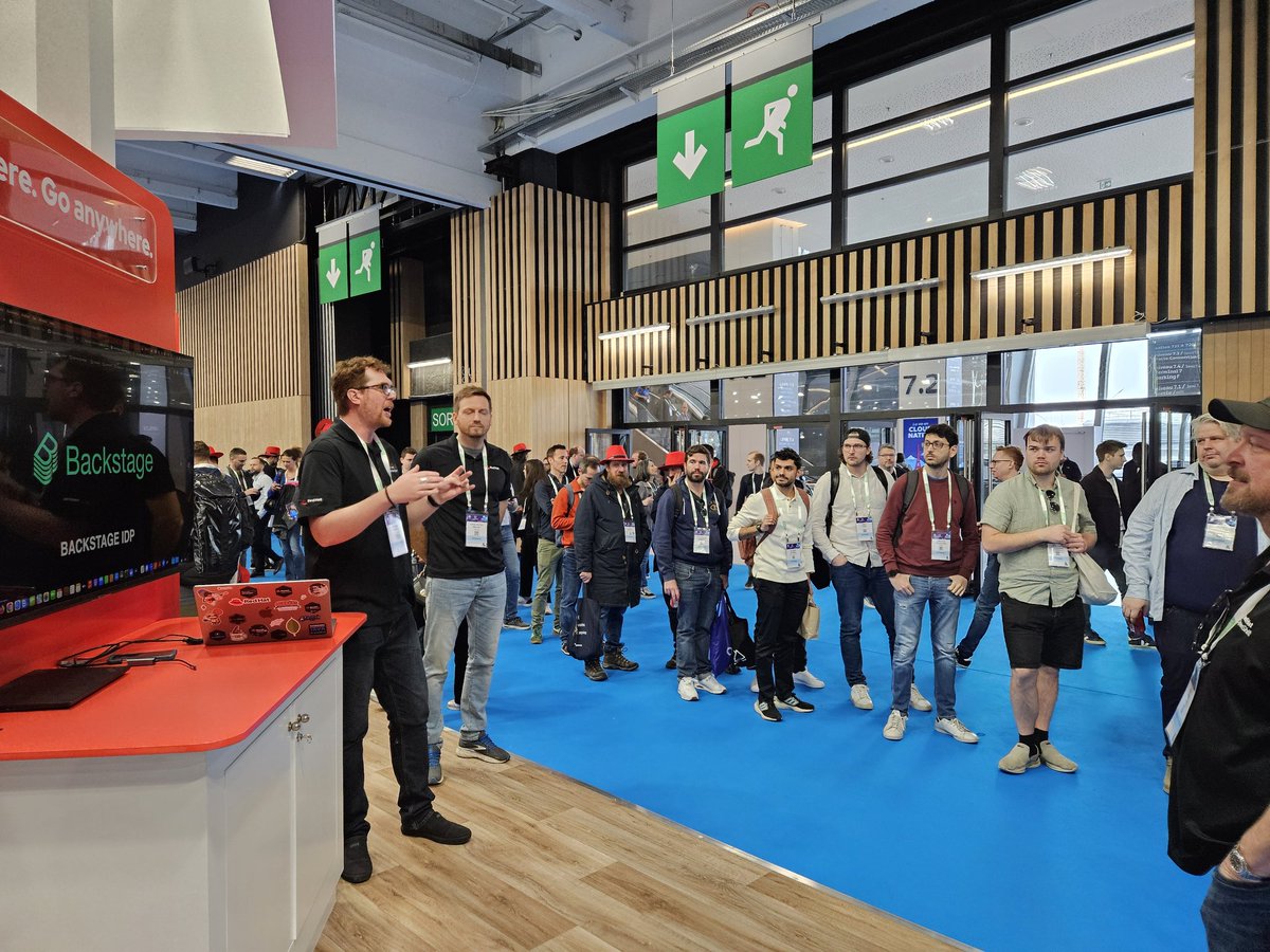 Crowed space here at the Red Hat booth in #KubeCon #Paris to talk about IDPs and Backstage with @ryanj @hpgrahsl and Josh Wood showing Red Hat Developer Hub in action! @rhdevelopers @RedHatEvents