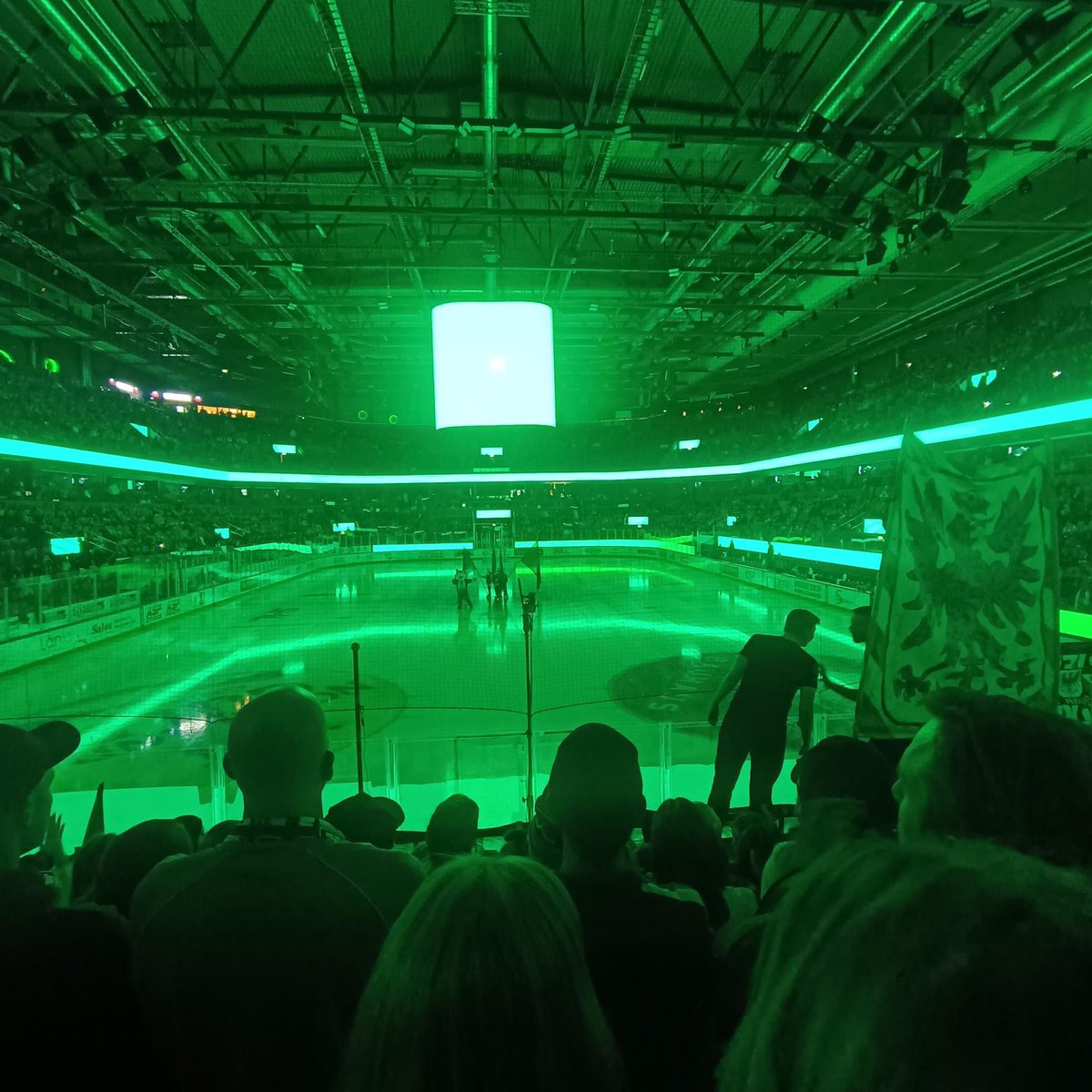 TheWolfpack86's tweet photo. Nu händer det! Nu släpps biljetterna till vår resa ner till Ängelholm när vi ska möta Rögle på måndag 25/3!💚🤍💚🚌Det går att kliva på efter vägen också! In och boka så att ni kan följa med och stötta våra grabbar när de spelar på bortais!!! #fbkse

https://t.co/HH5i2WfEkU https://t.co/DyH9wd7CJz