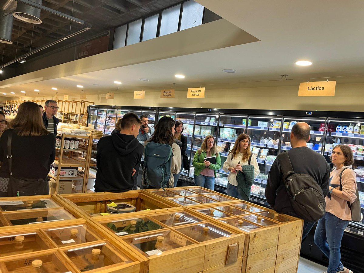 BcnAgraria's tweet image. 🌱Nova trobada de la Xarxa d’Obradors Compartits de la província de Barcelona, aquest cop a @lobradora i @SupercoopManre.

Amb el suport de @Diba, busquem potenciar l'emprenedoria agroalimentària al territori!💪

#ObradorsCompartits #BCNSmartRural