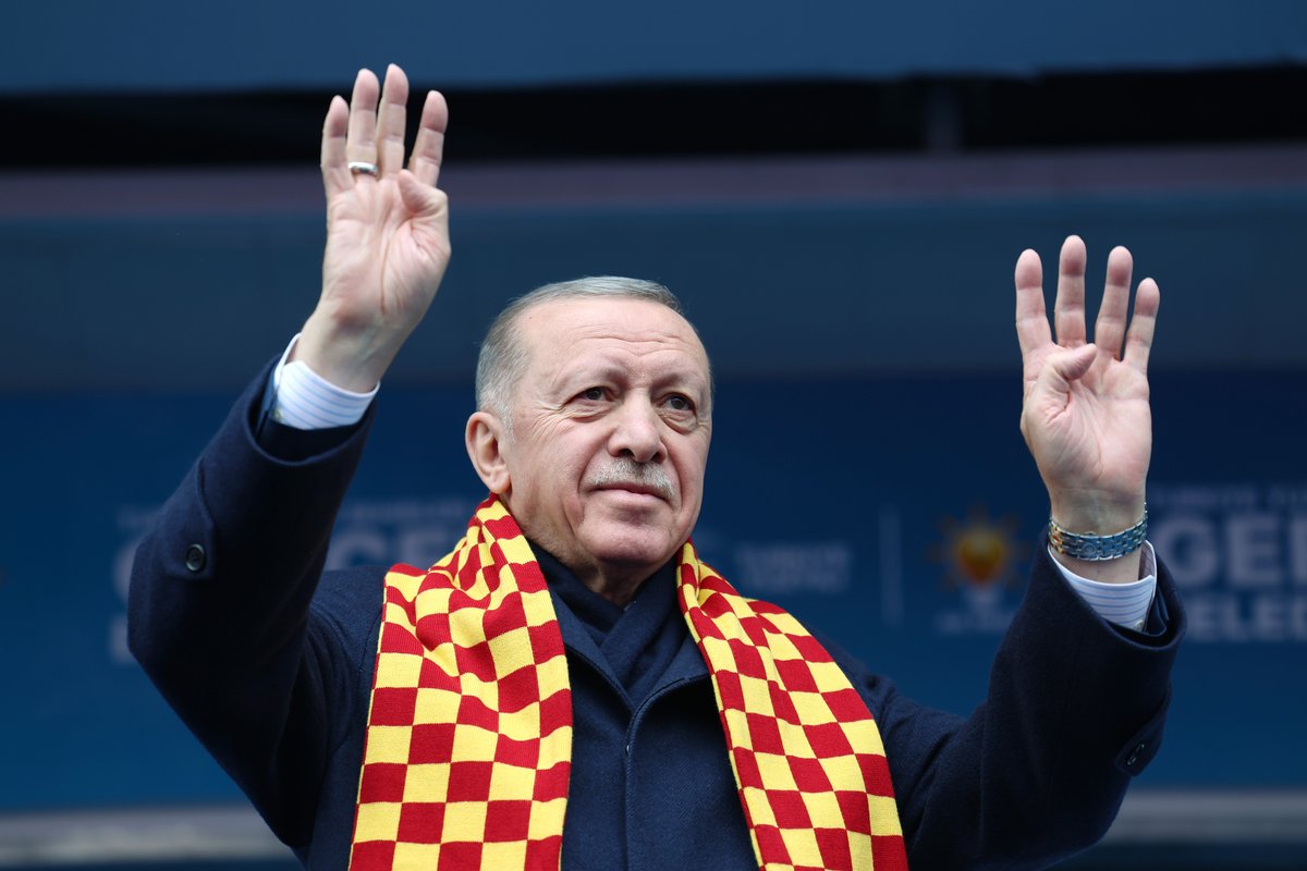RTErdogan's tweet photo. Başımızın tacı, iftiharımız, Selçuklu’nun nakış gibi işlediği, yüzlerce yıllık sanat, ilim, ticaret merkezi; gönlü Erciyes Dağı’ndan yüce kardeşlerimin şehri Kayseri… Teşekkürler Kayseri! 🇹🇷 https://t.co/uhST27J4IV