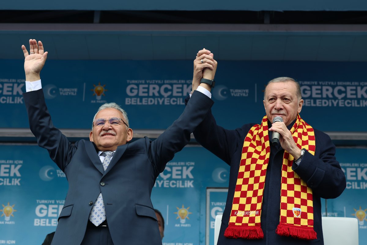 RTErdogan's tweet photo. Başımızın tacı, iftiharımız, Selçuklu’nun nakış gibi işlediği, yüzlerce yıllık sanat, ilim, ticaret merkezi; gönlü Erciyes Dağı’ndan yüce kardeşlerimin şehri Kayseri… Teşekkürler Kayseri! 🇹🇷 https://t.co/uhST27J4IV