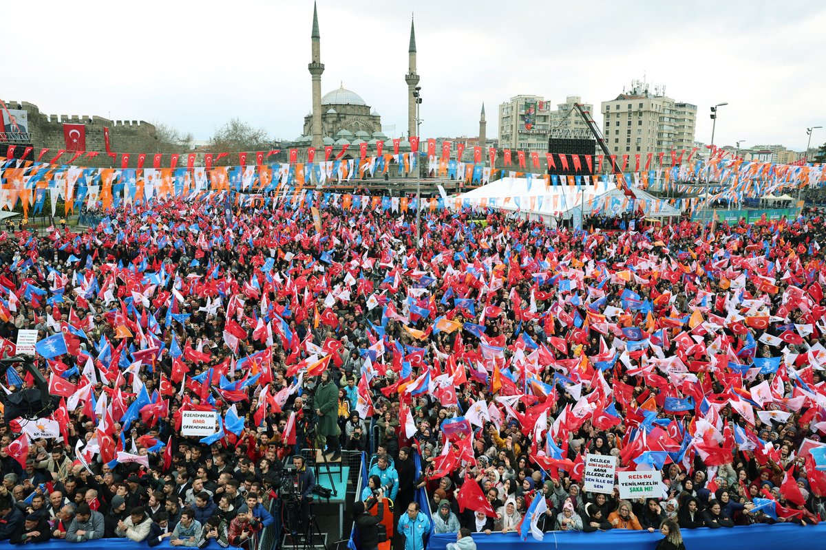 Başımızın tacı, iftiharımız, Selçuklu’nun nakış gibi işlediği, yüzlerce yıllık sanat, ilim, ticaret merkezi; gönlü Erciyes Dağı’ndan yüce kardeşlerimin şehri Kayseri… Teşekkürler Kayseri! 🇹🇷