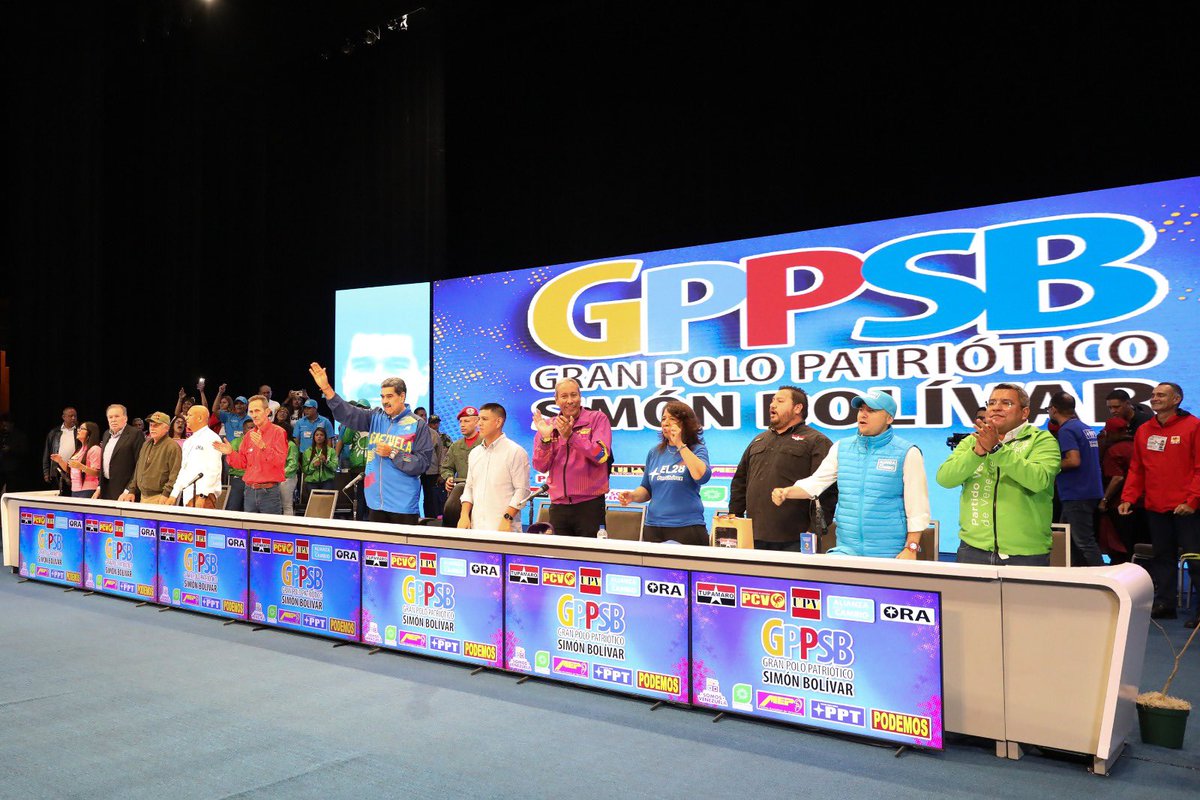 Nuestro Pdte. <a href="/NicolasMaduro/">Nicolás Maduro</a> aceptó la postulación por parte del Gran Polo Patriótico Simón Bolívar✊🏼. 

La izquierda venezolana apoya el liderazgo de quien ha conducido los destinos de la Patria en medio de bloqueos, sanciones e intentos de magnicidio.

#ÉpocaDeTransformación