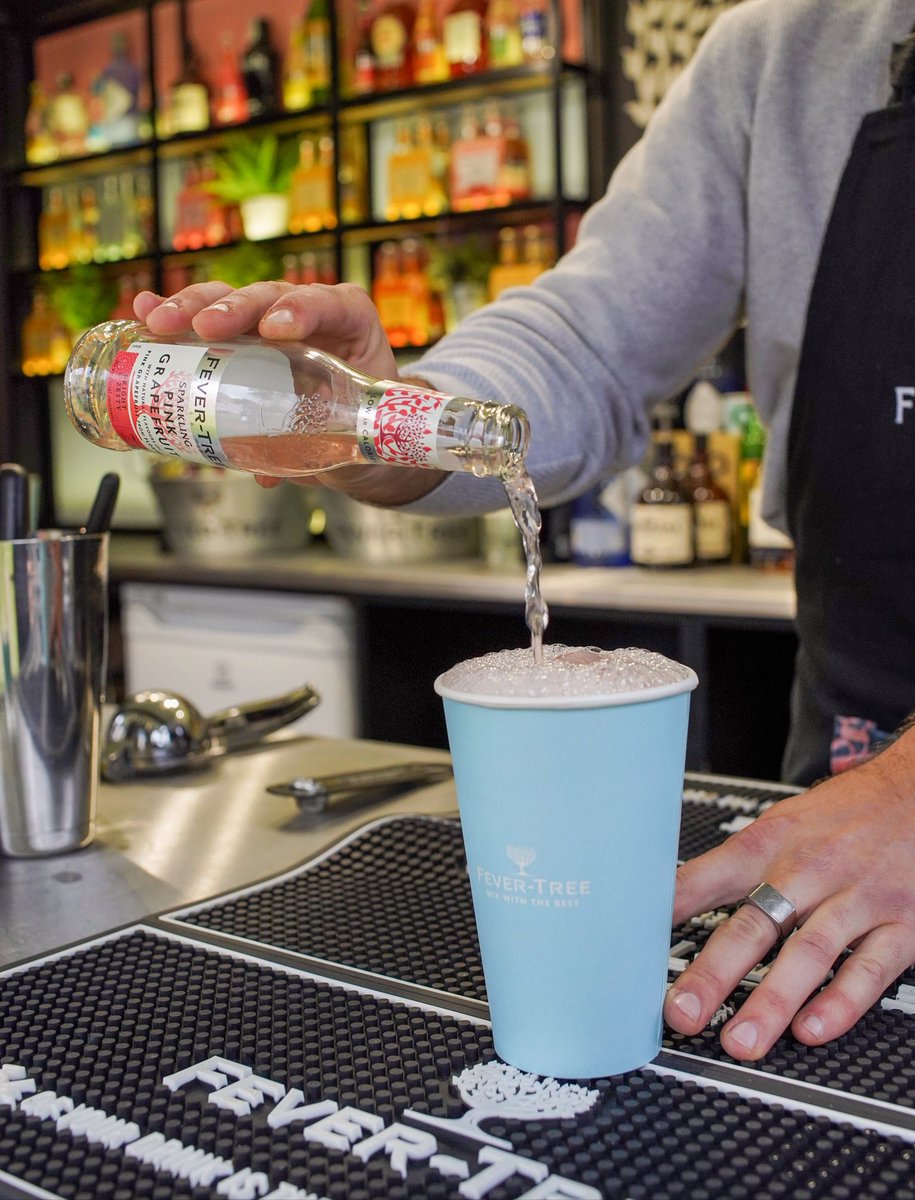 RECstores's tweet photo. Aquest Rec, refresca’t de nou amb la tònica de moda @fevertree_esp 🍸
Combinada o sola, descobreix la gamma elaborada de tòniques amb ingredients d'origen natural, sense edulcorants artificials 💚
Ja saps amb qui té la prendràs? 😬
https://t.co/OCGPcIA4ca
#Rec0 #FeverTree https://t.co/YjARhGZbbc