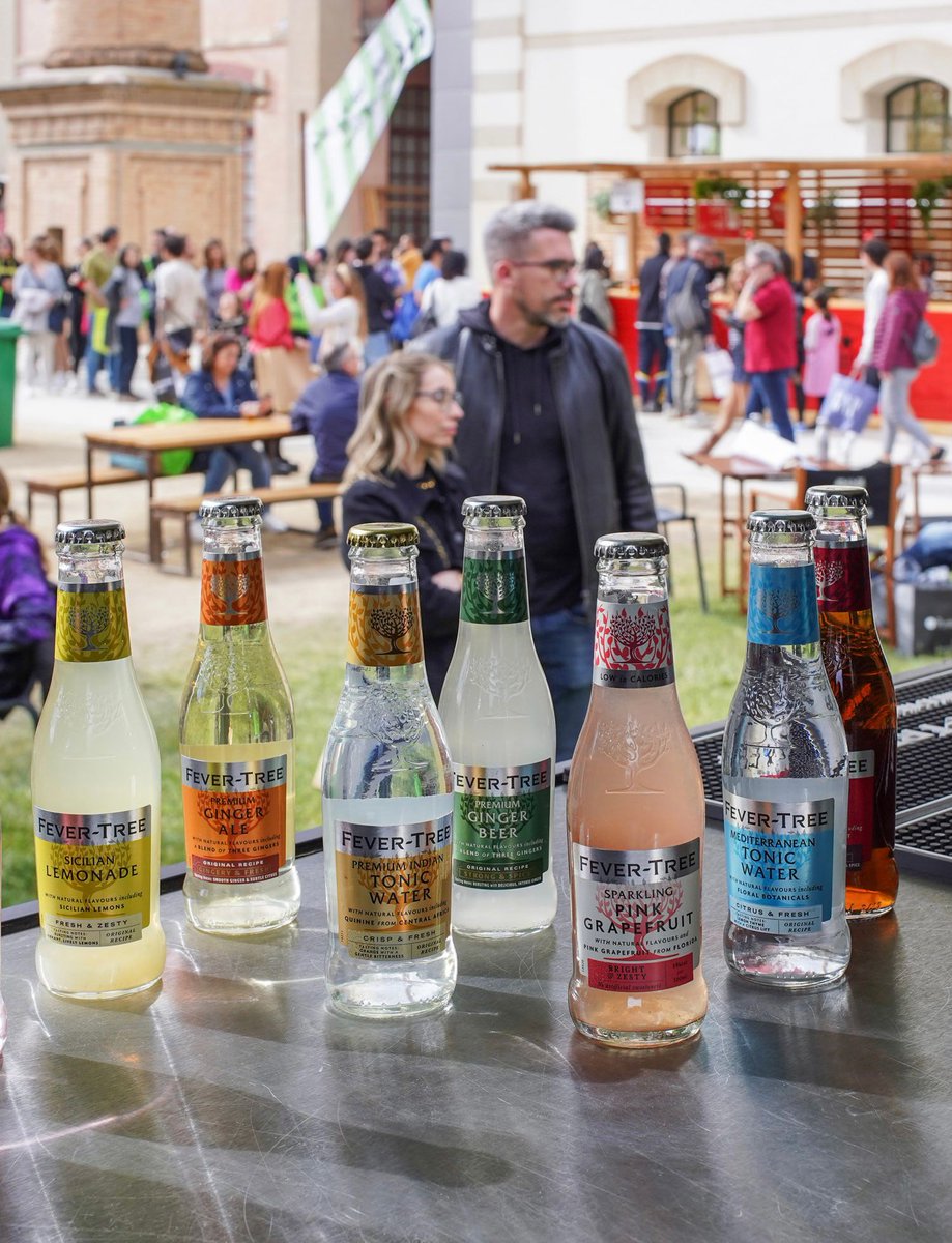 RECstores's tweet photo. Aquest Rec, refresca’t de nou amb la tònica de moda @fevertree_esp 🍸
Combinada o sola, descobreix la gamma elaborada de tòniques amb ingredients d'origen natural, sense edulcorants artificials 💚
Ja saps amb qui té la prendràs? 😬
https://t.co/OCGPcIA4ca
#Rec0 #FeverTree https://t.co/YjARhGZbbc