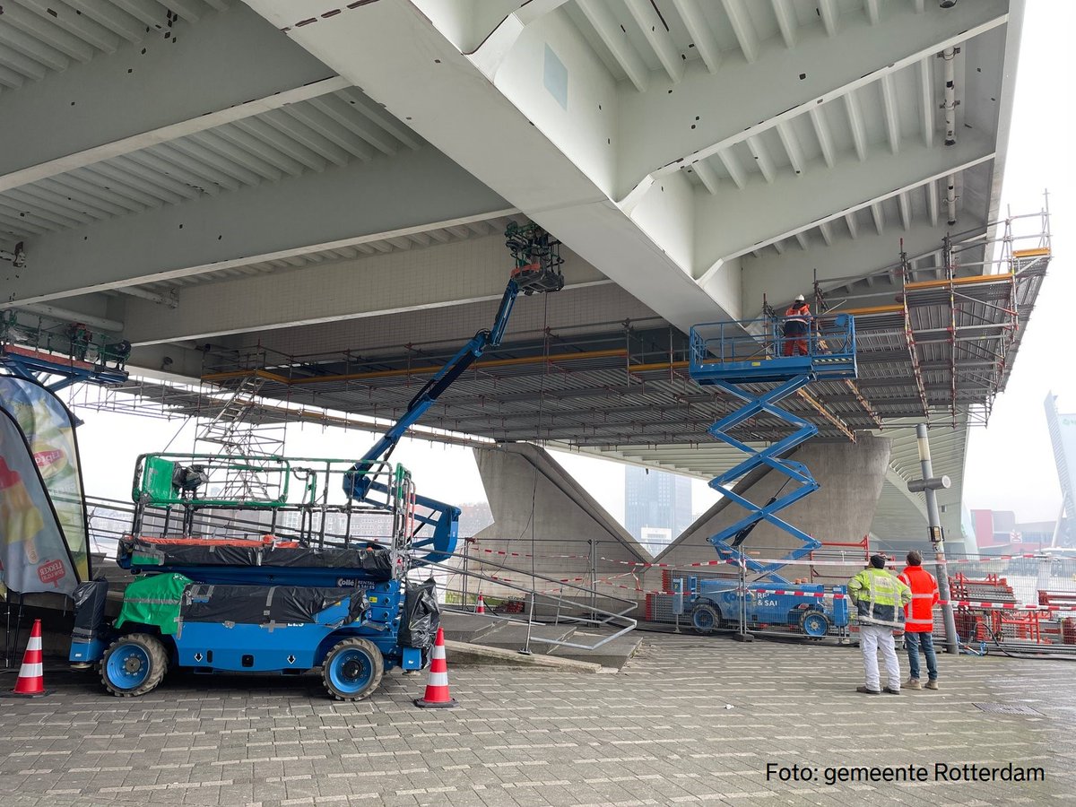 Dit jaar is het groot onderhoud aan de #Erasmusbrug. In februari startte het werk aan de zij-&onderkant van de brug. Na de Marathon (half april) starten de voorbereidingen voor het schilderen van de pyloon. Eind 2024 is het klaar. Check👉rotterdam.nl/Erasmusbrug of ErasmusbrugApp.