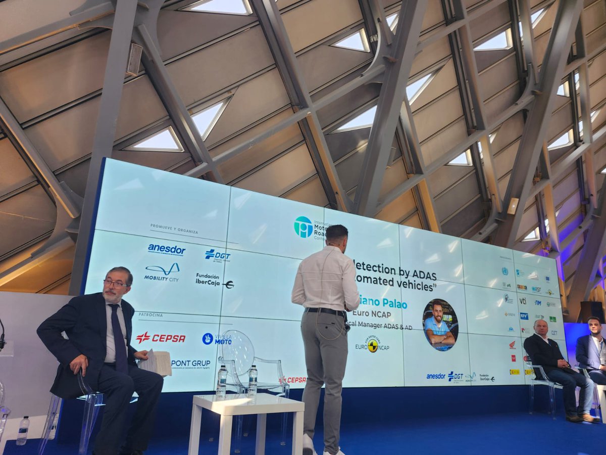 DGTes's tweet photo. Tercera mesa de la jornada, que ahondará en la seguridad de las motocicletas con las intervenciones de: Adriano Palao (@EuroNCAP), Hennes Fischer (CMC Connected Motorcycle Consortium) y Brend De Brauwer (Honda Motor Europe Ltd). #IMRSC24👇🧵 https://t.co/3puYYf2NGo