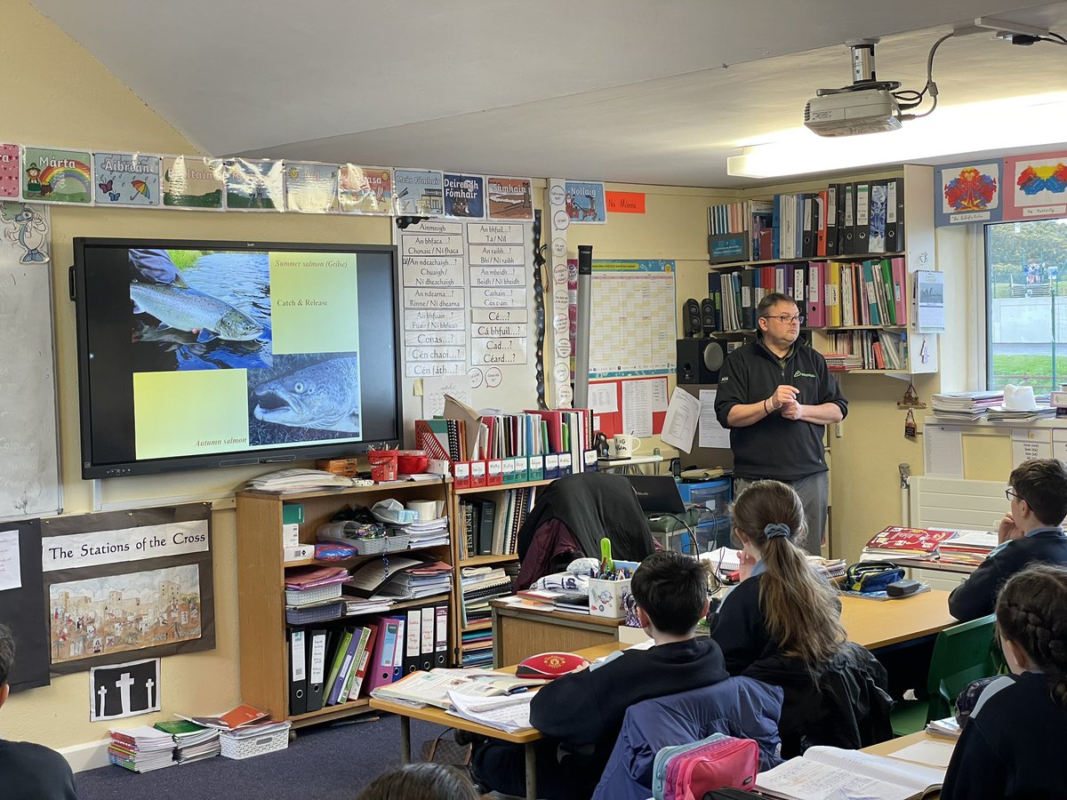 Great workshop with Markus from @InlandFisherIE on the life cycle of the salmon. We are one of the schools closest to the salmon rich River Moy @MayoNorth @MayoDotIE Learning about the lateral line used for navigation @blackrockec #somethingfishy