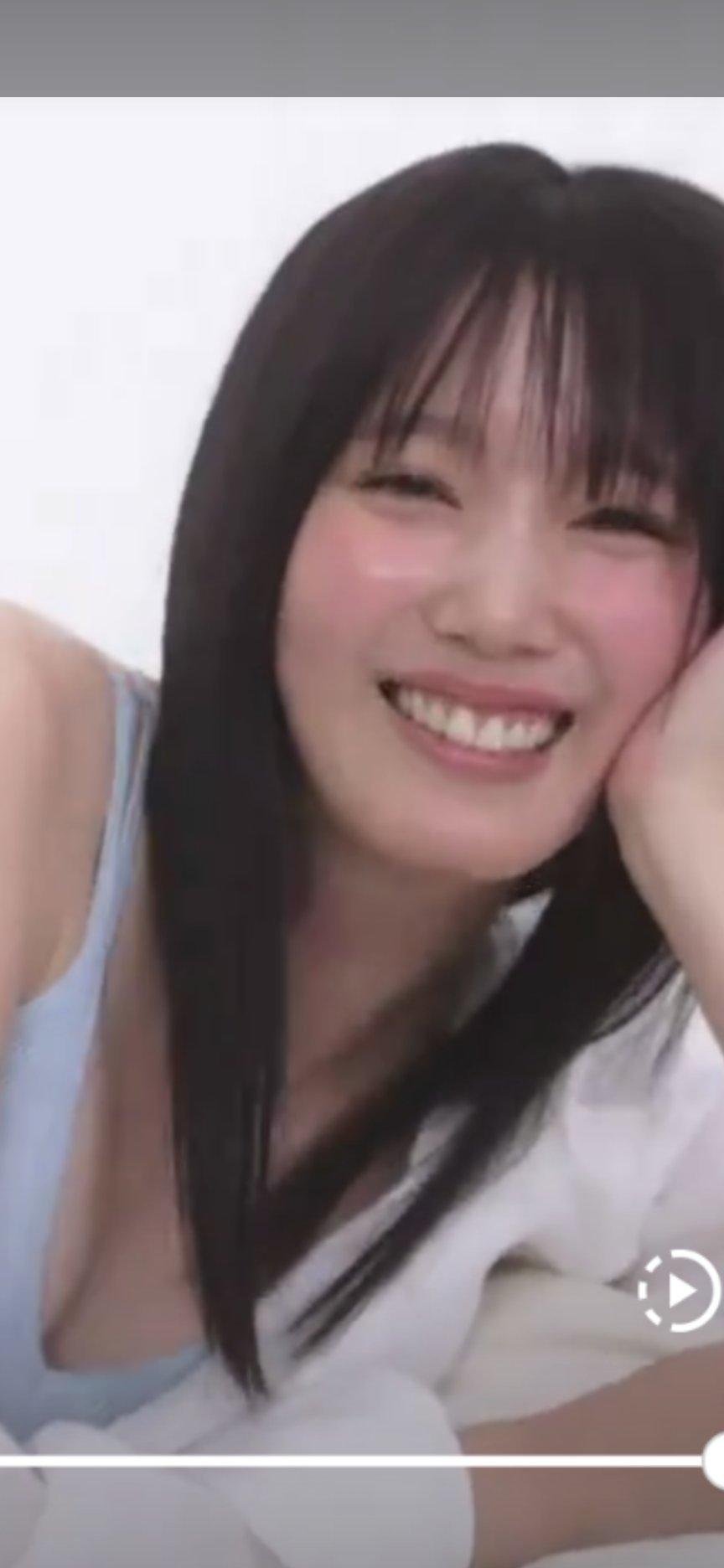 本田翼　谷間  / X