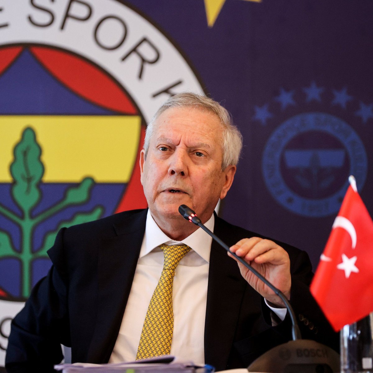 Aziz Yıldırım: 2010-2011 şampiyonluk kupasını bir yerlerde aramak da hukuki başvuru yolları ile geri alınabileceğini beklemek de boşa vakit kaybıdır. İster oy elde etmek için, ister başka bir amaçla bu yalanlar ile kitleleri oylamak da kandırmak da ahlaksızlıktır. 2010-2011