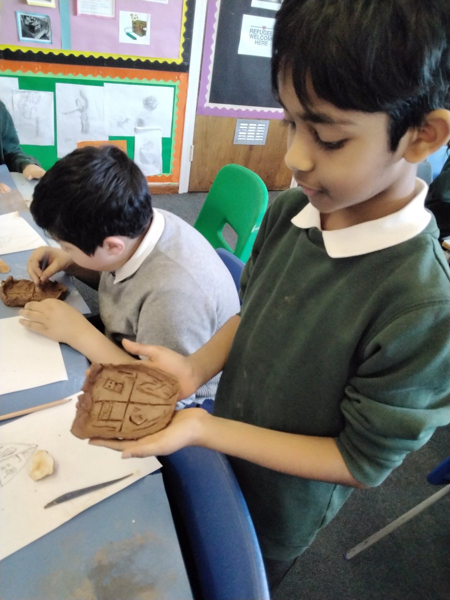4B were very excited to create their own 'Coat of Arms' using the process 'casting.' Look how focused they are!
#ArtDay #AIR #4B #WPS #LeighTrust