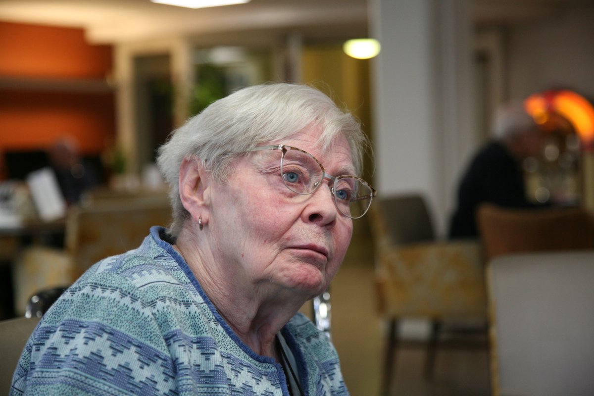RobVrolijk's tweet photo. Sint Jan bewoonster Betsie van Gennip:
‘Voor mij zijn alle mensen hetzelfde!’ https://t.co/7i2ZpNNTJW #sintjan #brabantzorg #uden #veghel #bejaardentehuis #zustersfranciscanessen #joachimenanna #watersteeg #kerstmis #harmoniedeeendracht https://t.co/RGxo6hQRfB
