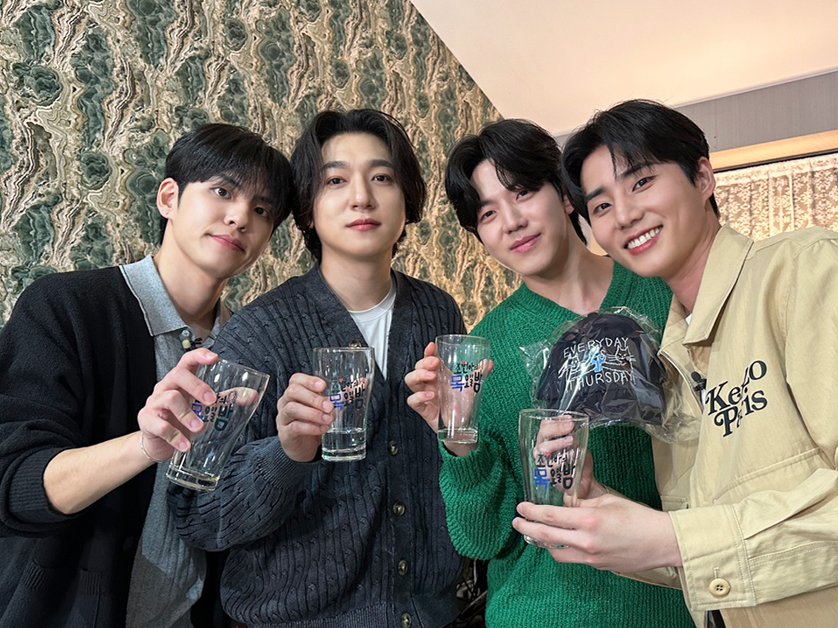 day6official's tweet image. [ #DAY6_BEHIND ]

'조현아의 목요일 밤'에서 보낸
따듯하고 촉촉한 시간🥹

조목밤이 내 바캉스고🏖️
캐러멜 마키아토잖아..☕🤎

#DAY6 #데이식스
#Fourever
#Welcome_to_the_Show
#조현아의목요일밤