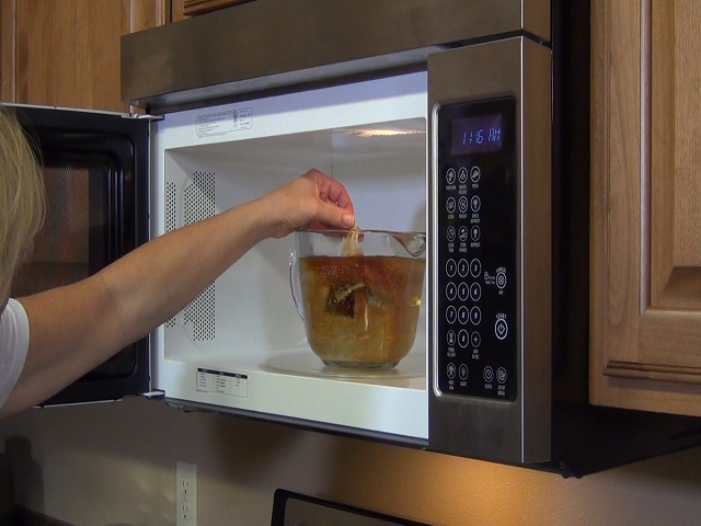 paul2k91's tweet photo. Wait wait wait! Americans heat their water in the microwave instead of using a kettle? 

Why?????????? Wtf, how do you make team and coffee? 

Pic 1: Electric kettle.
Pic 2: Americans making sweet tea in microwave.
#americans #kettle #tea #brits #microwaveTea https://t.co/tyvkK7pPWj