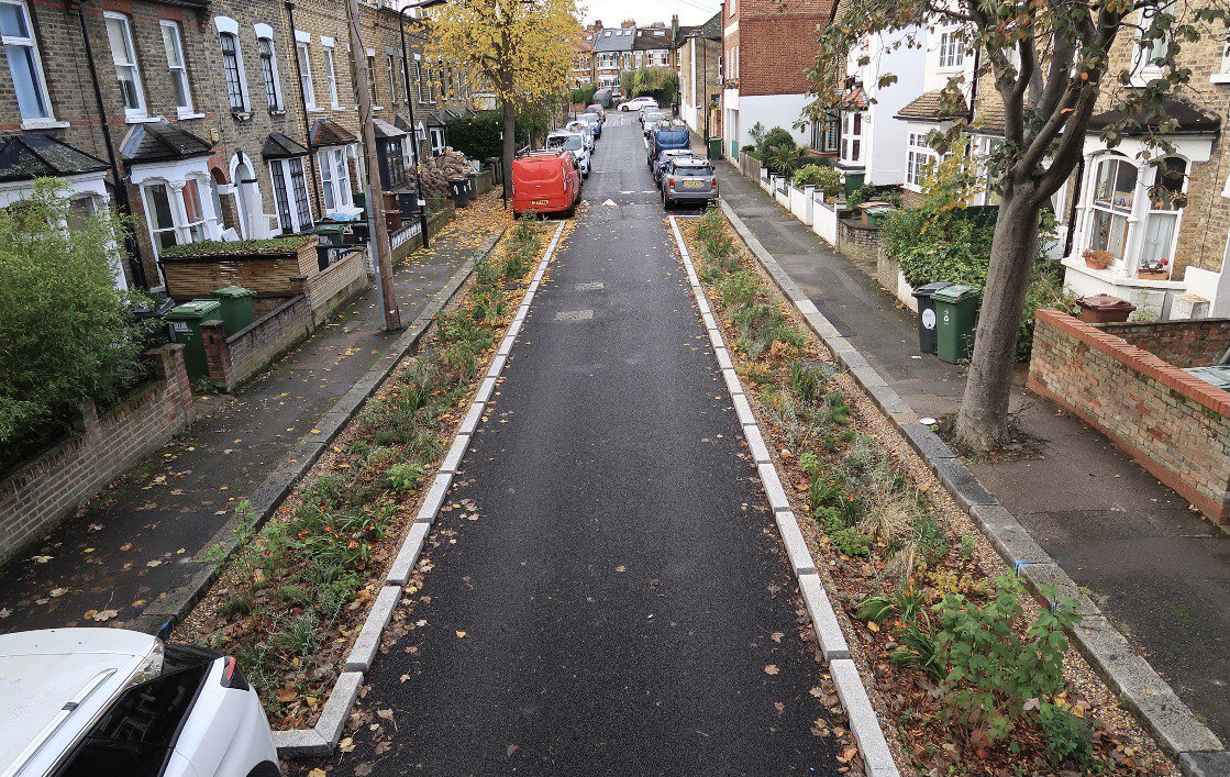 📸 🌧️ Recent snapshot of the #SuDS at Esther Road where we planted 83m2 of #RainGarden beds across three distinct areas, now home to over 550 stunning plants in Leytonstone, @wfcouncil🌿

👫 Powered by incredible #community support & enthusiasm

These gardens are not just about…