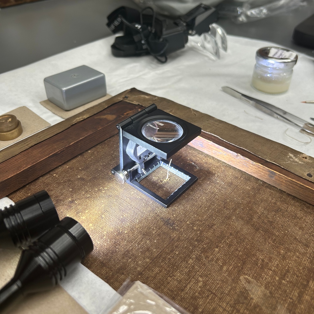 Tear repair setup🔬

#fineart #art #painting #canvas #artrestoration #artconservation #repair #restoration #conservation #artlover #arthistory