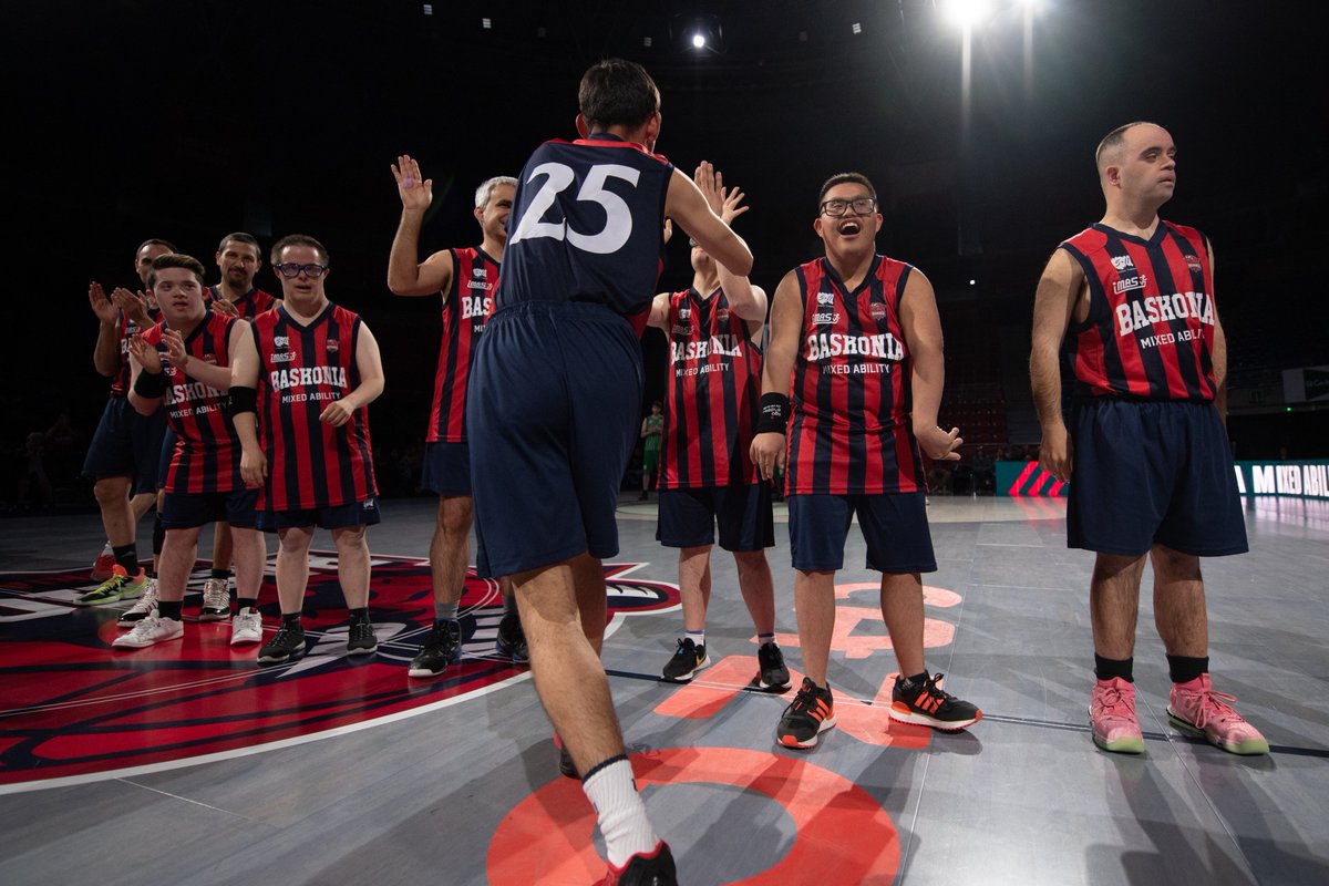 💙❤️ 🔛 Celebramos el #DiaMundialdelSindromedeDown junto con algunos de nuestros jugadores de Mixed Ability 🏀 ¡Hoy y todos los días seguimos luchando por la inclusión! #GoazenBaskonia