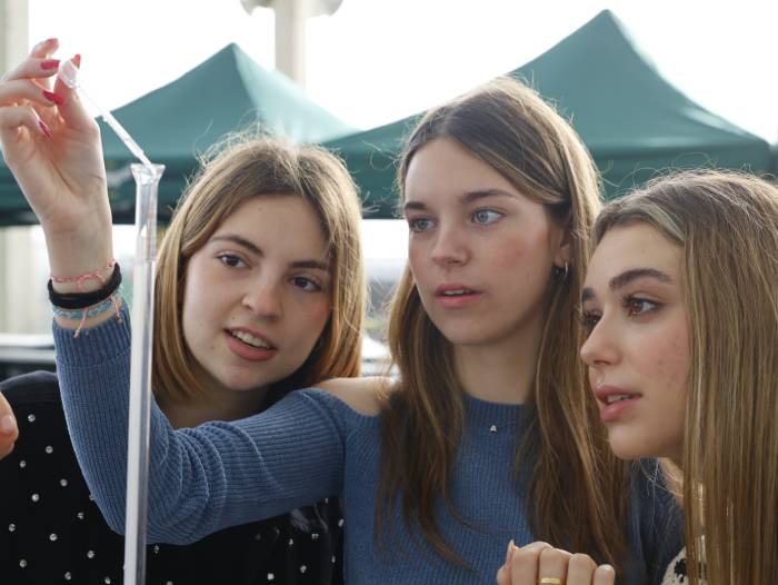 la_UPC's tweet image. Més de 1.400 estudiants omplen el Parc del Fòrum de ciències i matemàtiques!

En una nova edició del programa #STEAMFòrum que organitzen l'@eebe_upc i Barcelona de Serveis Municipals B:SM (@bcn_ajuntament).

🔗 upc.edu/ca/sala-de-pre…