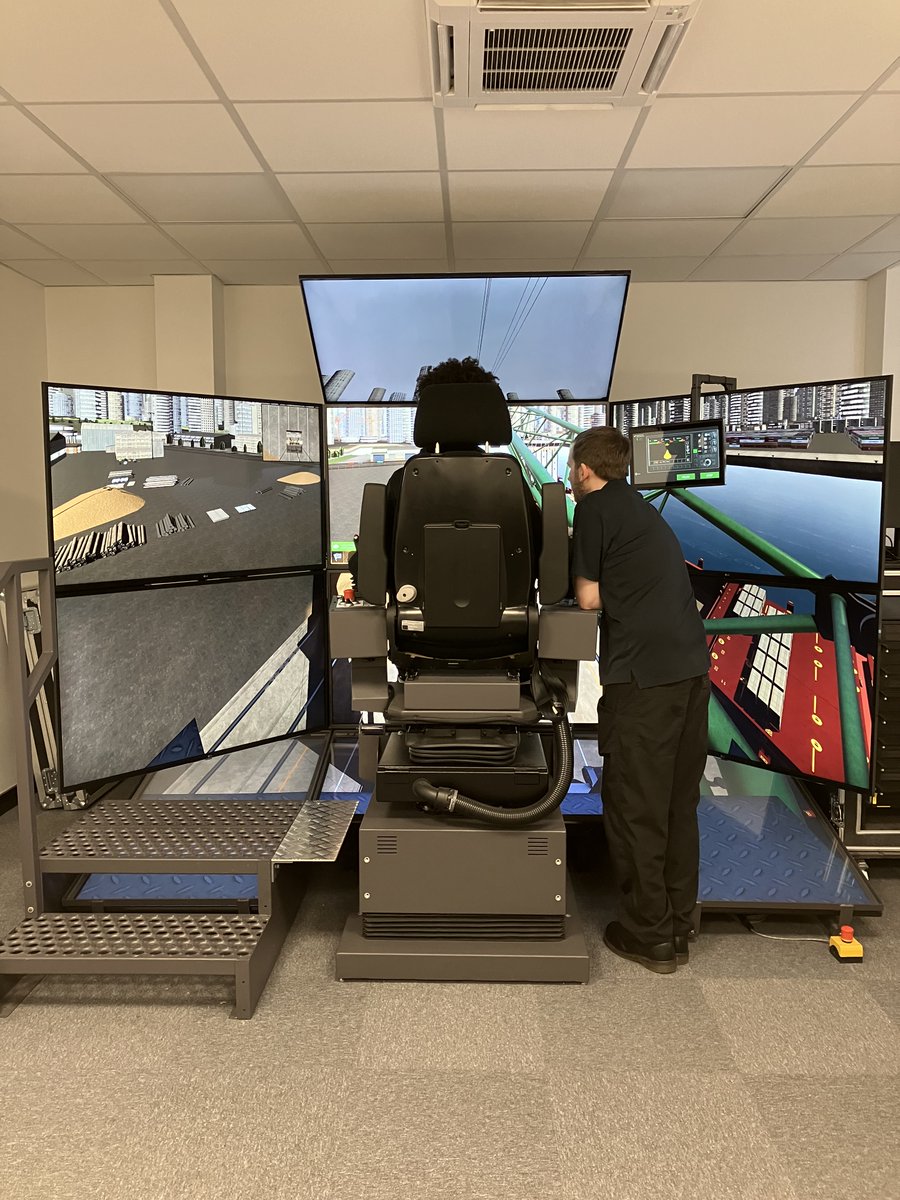 Yesterday some of our #students spent the day with the digital engineering department at Hoare Lea, and also got to try out the simulator at The Bristol Port Company!