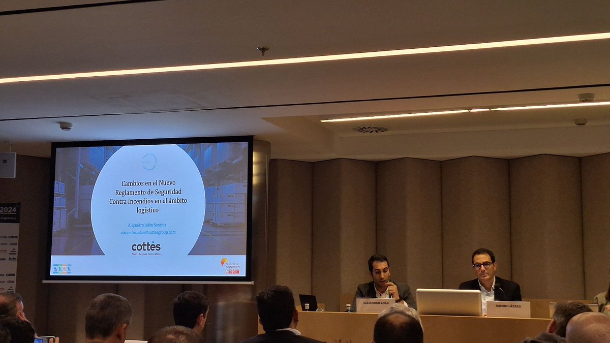Cottes_Group's tweet photo. En estos momentos, nuestro compañero Alejandro Adán, Senior Fire Engineer en #Cottés, expone los «Cambios en el Nuevo Reglamento de Seguridad Contra Incendios en el ámbito logístico» en el marco de #INMOLOGISTICA2024

#proteccioncontraincendios #controldehumos #sectorlogistico https://t.co/8Us9567NdZ