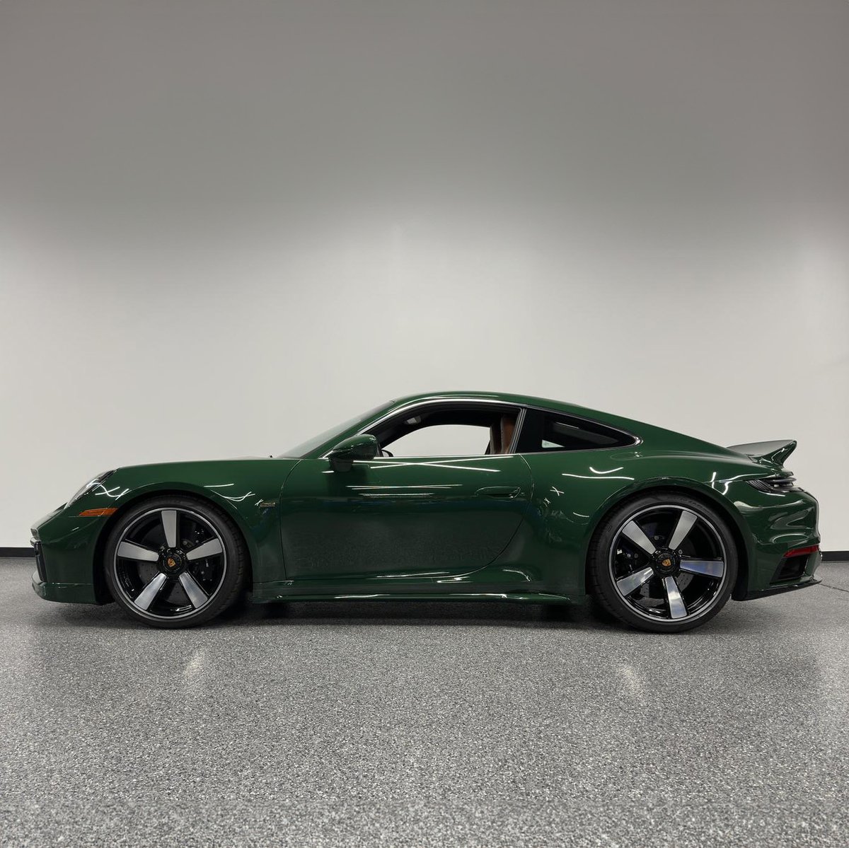 duPontREGISTRY's tweet photo. 2023 Porsche 911 Sport Classic presented in Paint to Sample British Racing Green | #159 of 1250 Produced

Highly equipped with a Black and Classic Cognac Heritage Design Interior, lane change assist, night vision, Burmester, lightweight insulated glass, and Lane Keep assist! https://t.co/5wM15AGfRE