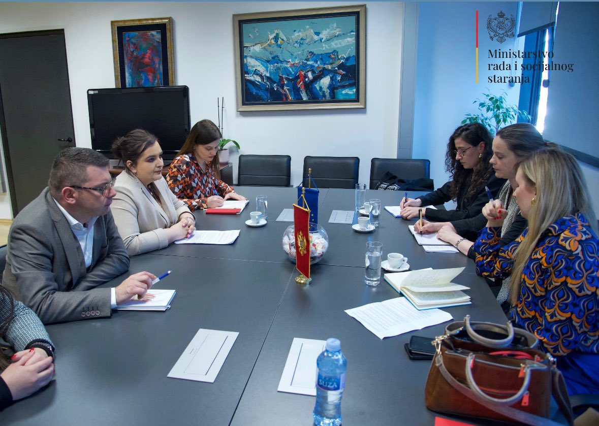 MinRSS_CG's tweet photo. Ministarka rada i socijalnog staranja Naida Nišić sastala se sa predstavnicama Međunarodne organizacije za migracije (IOM) u Crnoj Gori.
Sastanak predstavlja značajan korak ka unaprjeđenju politike radnih migracija i regulisanja dozvola za boravak i rad stranaca u Crnoj Gori. https://t.co/GiA2PbKOUR