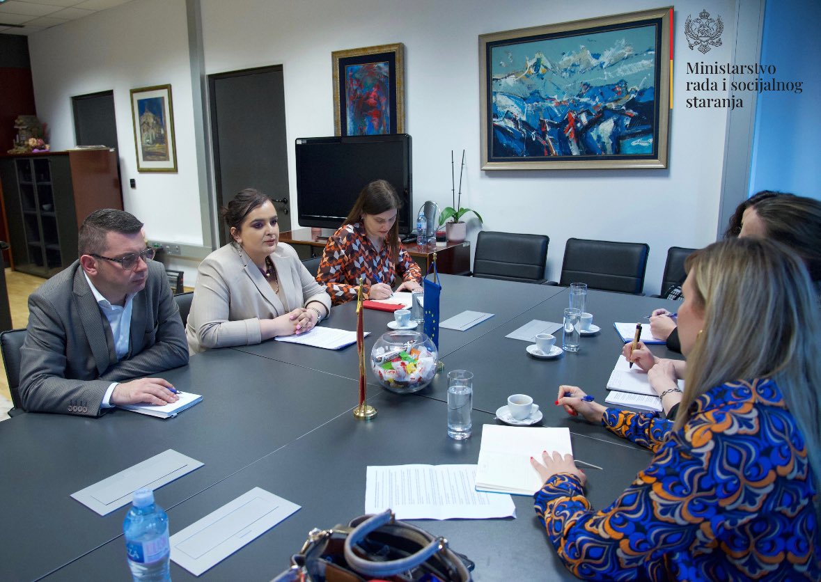 MinRSS_CG's tweet photo. Ministarka rada i socijalnog staranja Naida Nišić sastala se sa predstavnicama Međunarodne organizacije za migracije (IOM) u Crnoj Gori.
Sastanak predstavlja značajan korak ka unaprjeđenju politike radnih migracija i regulisanja dozvola za boravak i rad stranaca u Crnoj Gori. https://t.co/GiA2PbKOUR