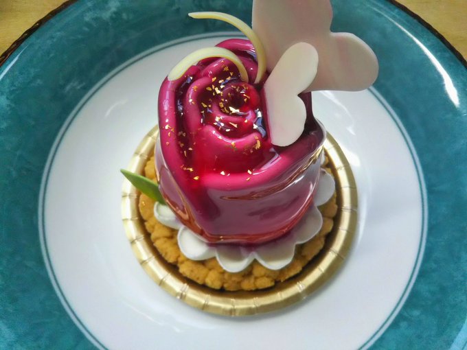 チューリップローズさんの春のスイーツ
『ばら色のストロベリーガーデン』🌟

苺とフランボワーズのホワイトチョコムースに
甘酸っぱい苺とフランボワーズのソース、
そして中には練乳ババロア、下にはビスキュイな生地と
組み合わせが絶妙ですね😋💖 