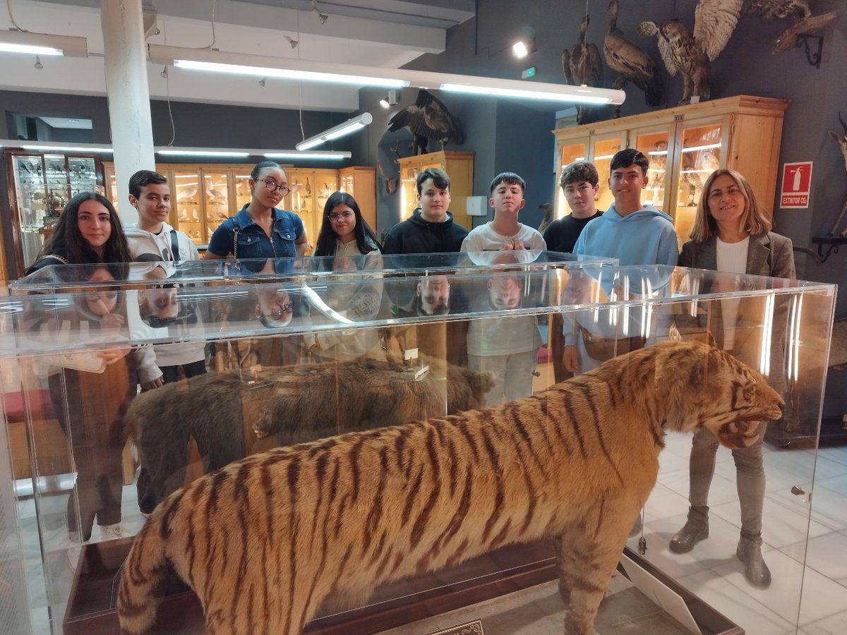 trevenqueies's tweet photo. El departamento de Física y Química del IES Trevenque organizó una visita, el pasado 18 de marzo, al Museo de Ciencias del Instituto Padre Suárez. El alumnado de 3º ESO-A pudo disfrutar de esta interesante actividad. https://t.co/hwURDJuqR4