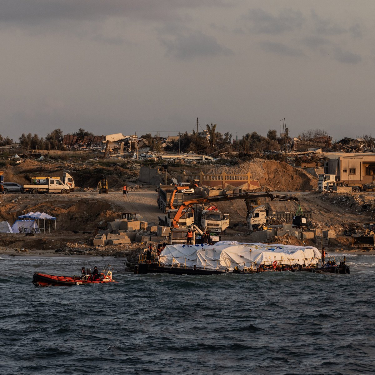 Llevamos 200 toneladas de alimentos en el norte de la Franja en nuestra primera misión marítima en #Gaza junto a <a href="/WCKitchen/">World Central Kitchen</a>.  

Abrir un nuevo corredor humanitario tras 20 años de bloqueo naval fue un hito histórico, pero no es suficiente. 

Ahora, debemos seguir adelante. Nos