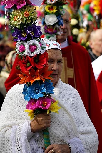 Many regions in Poland have their own characteristic Easter palms, differing in their technique and appearance. For example, the Kurpie palm is made from the trunk of a cut fir or spruce, entwined along its entire length with heather, blueberries, ribbons and paper flowers.