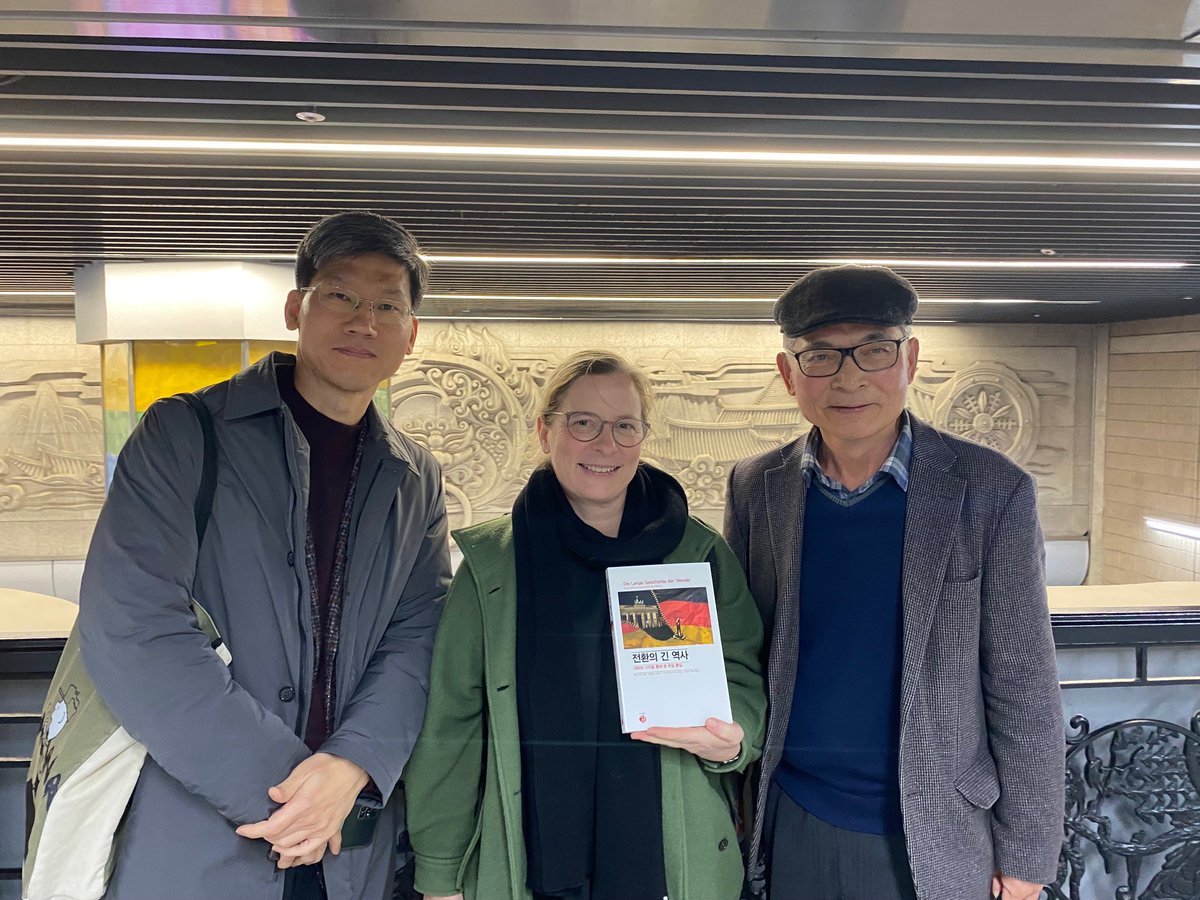 Eine Übersetzung der langen Geschichte der 'Wende' gibt es seit heute auf Koreanisch! Foto mit Verleger und Historiker/Übersetzer - Grüße aus Seoul @ClemnsVillinger @zzfpotsdam @IRSErkner @Aufbau_Verlag #ostdeutschland @ostwestnsx