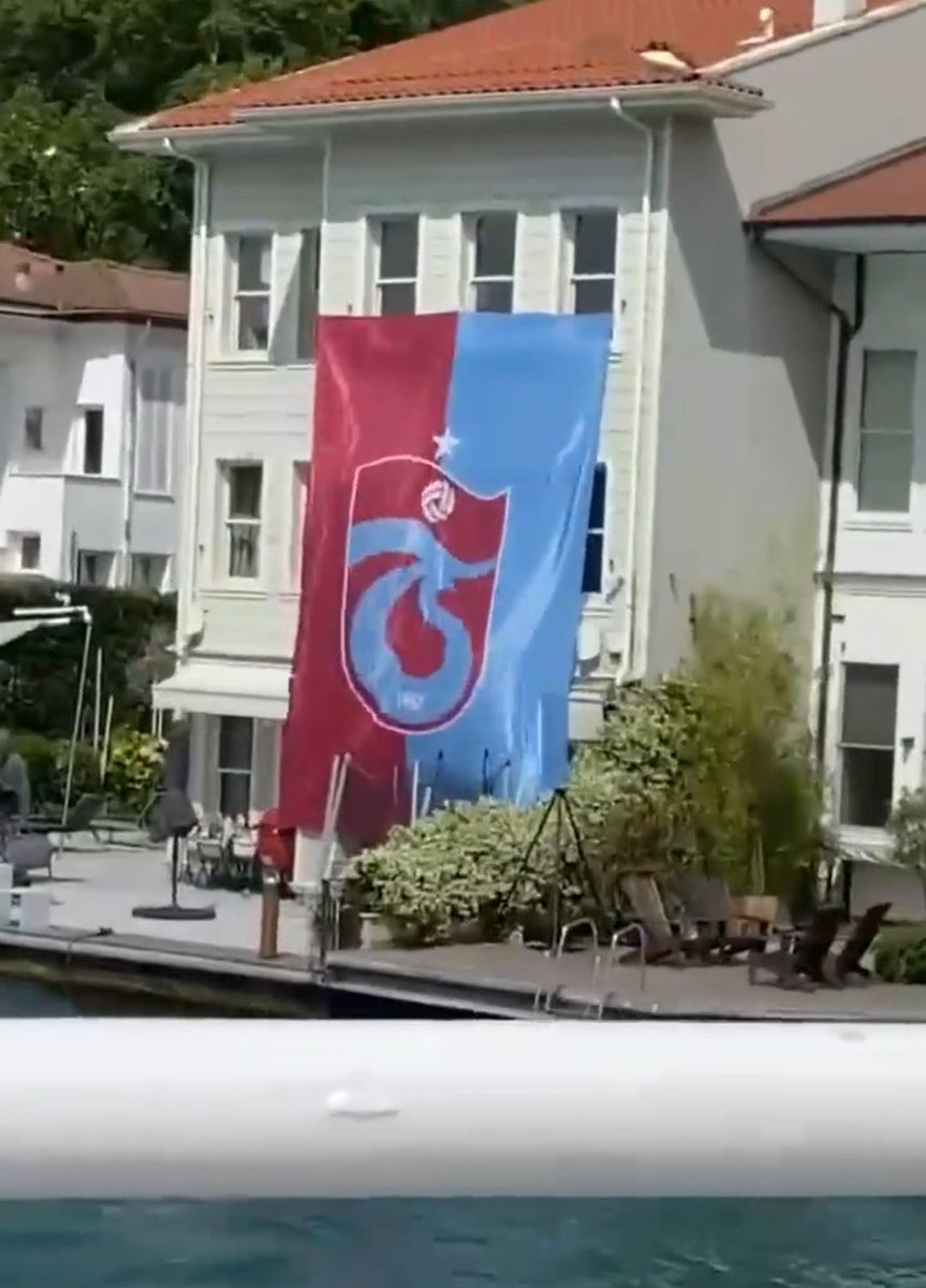 Koç ailesi yalısının yan tarafında koca bir Trabzonspor bayrağı açmak nasıl bir alfalıktır. Helal olsun