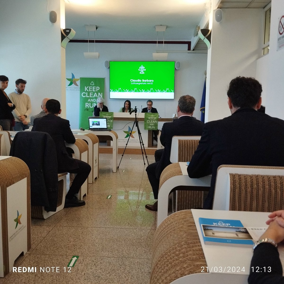 Il sottosegretario al <a href="/MASE_IT/">Ministero Ambiente e Sicurezza Energetica</a>  Claudio Barbaro ha aperto i lavori di presentazione della nuova edizione di #keepcleanandrun di cui <a href="/greentirepfu/">Greentire</a> è partner. Prima tappa di 'pulisci e corri' il 23 aprile con partenza da Anguillara e arrivo in Campidoglio a Roma. <a href="/errecavallo/">Roberto Cavallo</a>