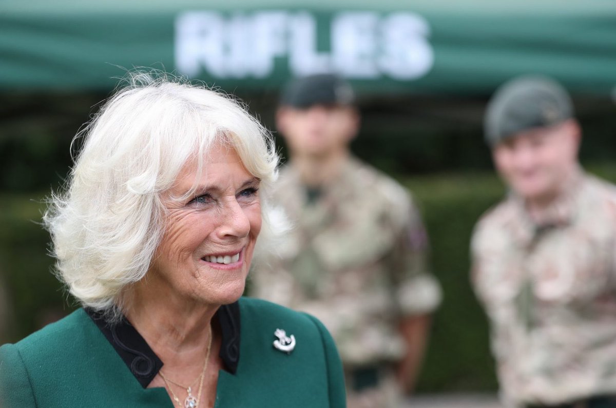The Lord-Lieutenant of #CountyAntrim ☘️, Mr David McCorkell, has received Her Majesty The Queen at Thiepval Barracks, Lisburn, as she visits @CO_2RIFLES, as Colonel-in-Chief of @RiflesRegiment. Welcome back to Co. Antrim, Your Majesty @RoyalFamily! #TheQueen #QueenCamilla 
(1/2)