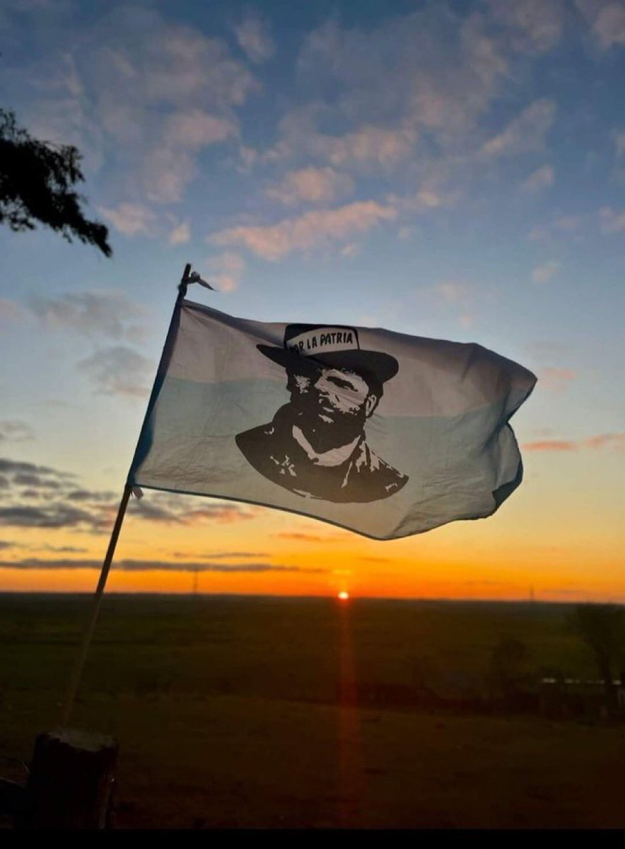 ¡Buen día a los blancos!

Las muchedumbres iluminadas 
por las antorchas de su fe y el sacro de fuego de su ideal 
alzan al cielo con arrogancia 
LA VOZ GLORIOSA DEL PARTIDO NACIONAL🎼 🔵⚪️

#MásBlancosQueNunca 
#UruguayParaAdelante