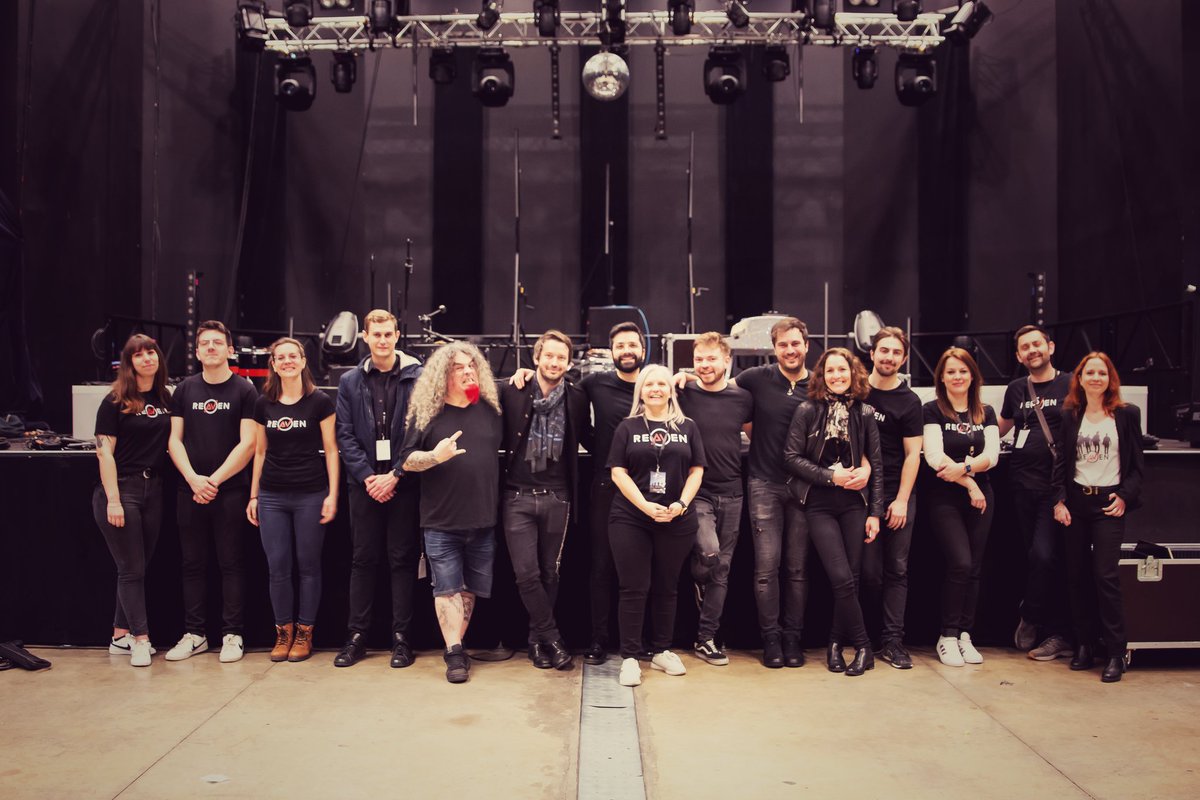 🇬🇧🫶Beautiful Family🫶🇬🇧 Some of the crew are not on this picture but before showing you more moments of our show I wanted to say thank you to all these (amazing) people working with us and making our concerts a success!✨ Thank you for being who you are❤️🔥 #team #family