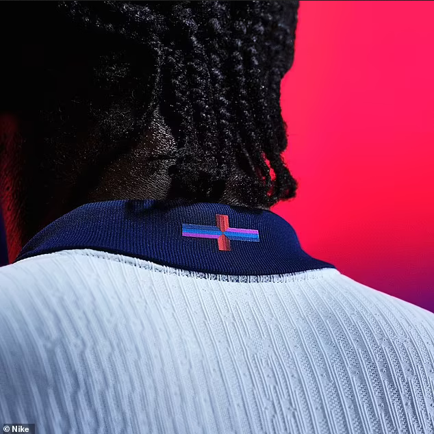 BrutusMaximusX's tweet photo. 🏴󠁧󠁢󠁥󠁮󠁧󠁿 #WTF England kit 'gone woke': 
Nike gives St George's Cross a 'playful update' with navy blue, light blue and pink  in new international shirt

To be inclusive 
Flag of a Nation includes EVERYONE In that nation already you MORONS 
#EnglandAndStGeorge #StGeorge #BoycottNike 🏴󠁧󠁢󠁥󠁮󠁧󠁿 https://t.co/YO1jIzJtbH