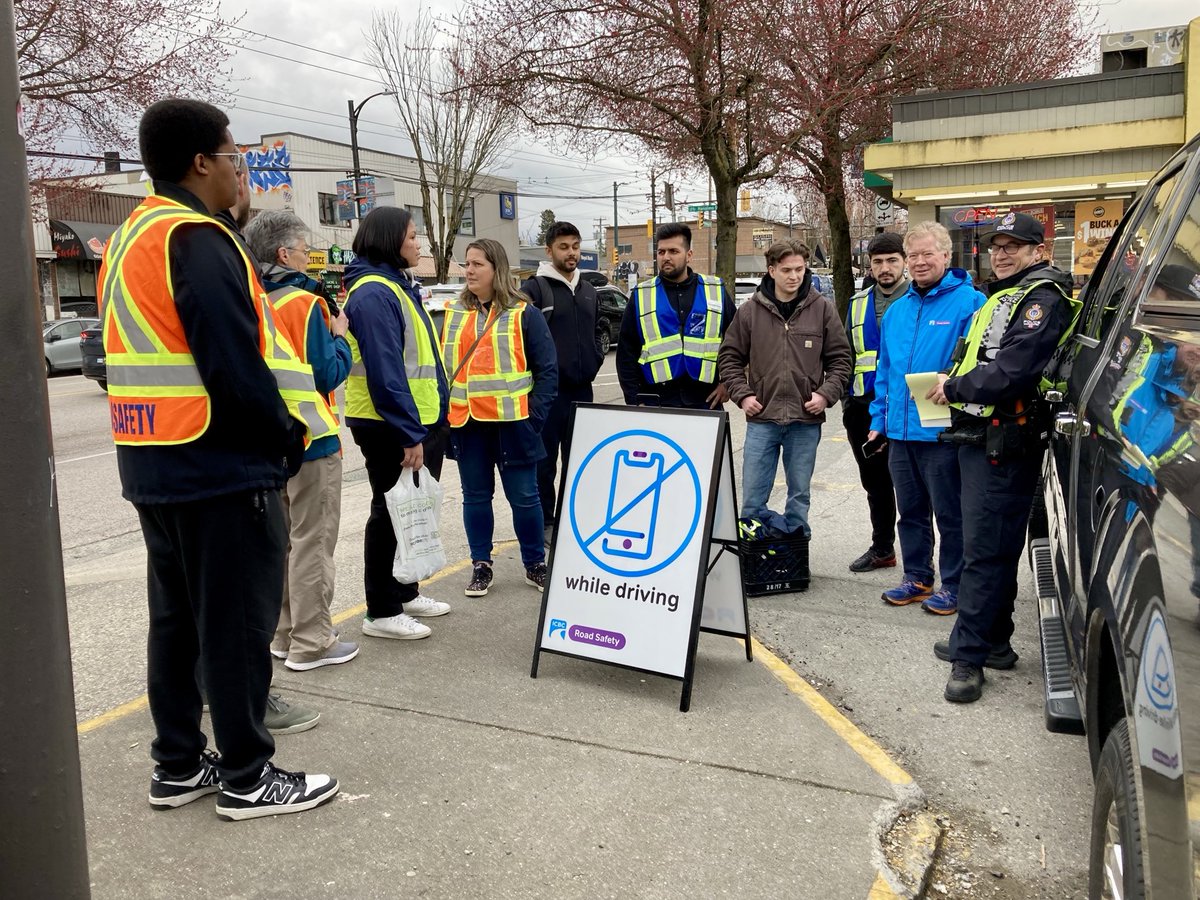 RoadSafety_Paul's tweet photo. By staying focused on the road, we can make roads safer together. Dedicated volunteers ⁦@HastingsCPC⁩ ⁦@StrathCPC⁩ ⁦@VPDCommunity⁩ Crime Watch partnering with ⁦@VPDTrafficUnit⁩ ⁦@RoadSafetyHarv⁩ @icbc to prevent distracted driving. #EyesFwdBC https://t.co/wQlpKeNMuz