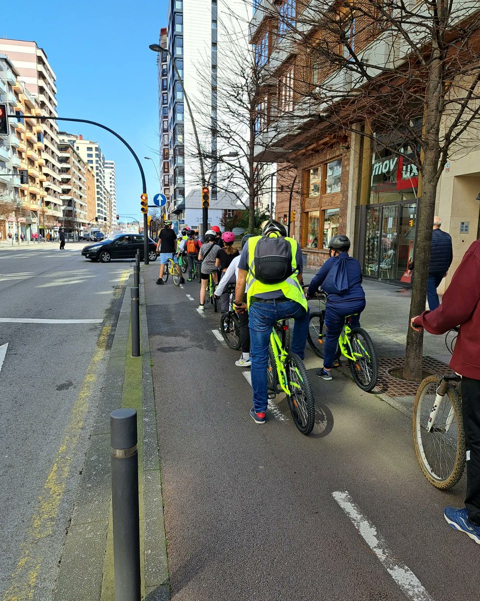 La Vuelta a Asturias en 365 días. Etapa : Muro de San Lorenzo . Gracias a @bicisparalavida por su donación para poner en marcha este proyecto #innovacion #biciescuela #CampoamorGijon