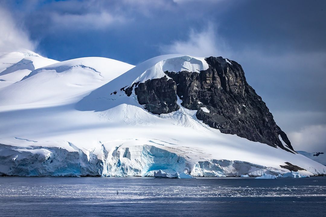 iaato_org's tweet photo. Through the unique global partnership that is the #AntarcticTreaty system, the entire Antarctic continent is formally designated as a ‘natural reserve, devoted to #peaceandscience’. 🇦🇶
©️ @bigtrev.photos https://t.co/TyNvHI6qDm