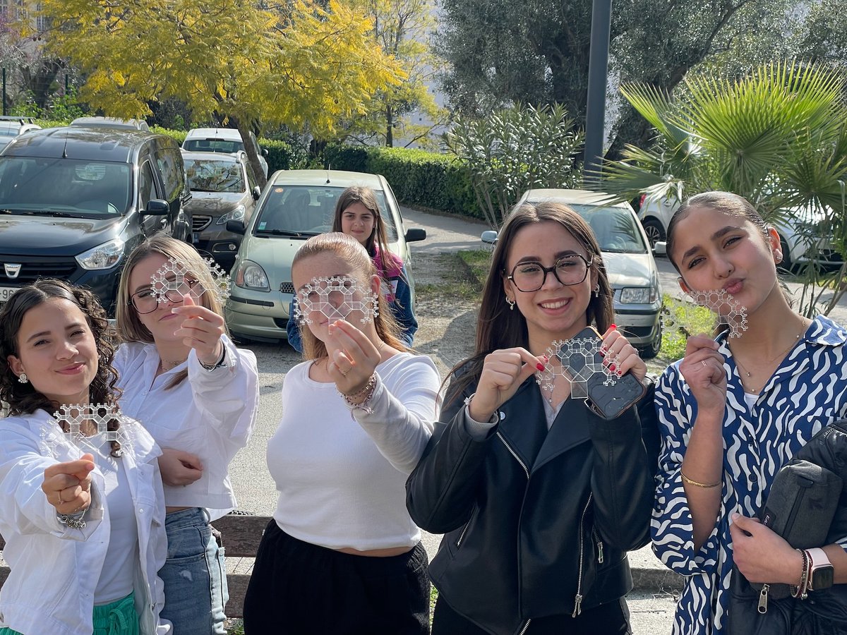 Mathemarium's tweet photo. Mais aussi atelier "opérations sur la parabole" (conçu par @domitour974), et mini découverte du fablab avec la découpe de goodies mathématiques #Fractale #ArbreDePythagore 2/2 https://t.co/yG36bPhPAp