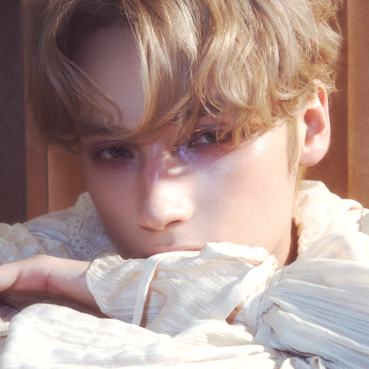 txtlov's tweet image. can we take a second for the makeup and hair